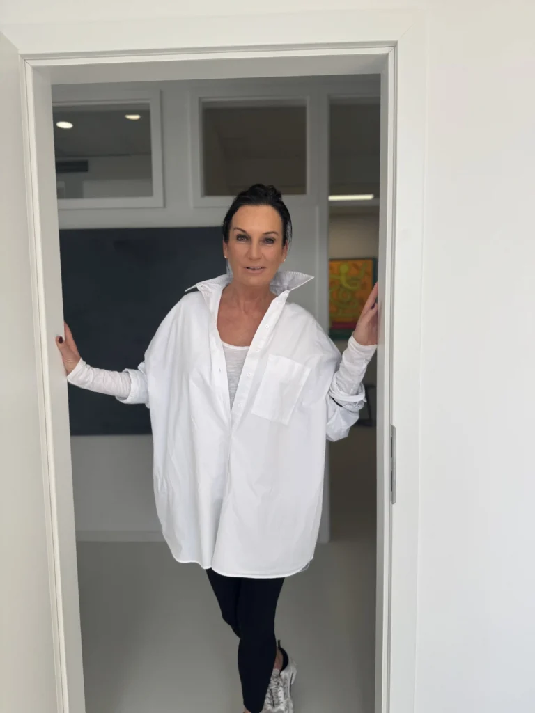 Simone Thiess, Inhaberin des TZB Göppingen, steht in den Praxisräumen