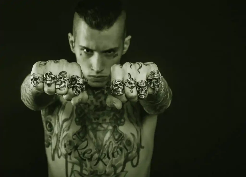 Mann mit geballten Fäusten und Totenkopfringen – Symbolbild für Anti-Aggressions-Training und Gewaltverzicht im TZB Göppingen