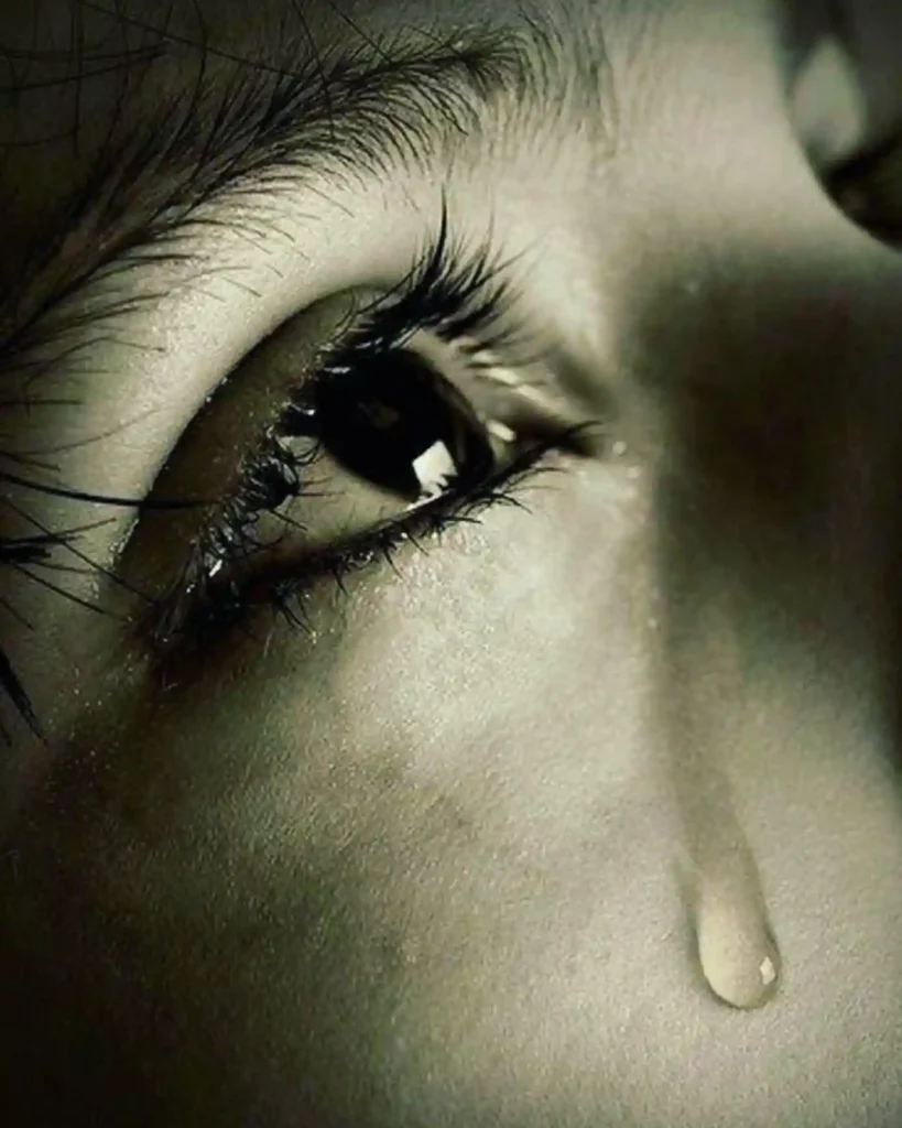 Weinendes Auge mit Träne – Symbolbild für Mobbing-Beratung und Hilfe bei Cybermobbing im TZB Göppingen