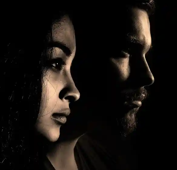 Nachdenkliches Paar im Profil – Symbolbild für systemische Paartherapie und Eheberatung im TZB Göppingen