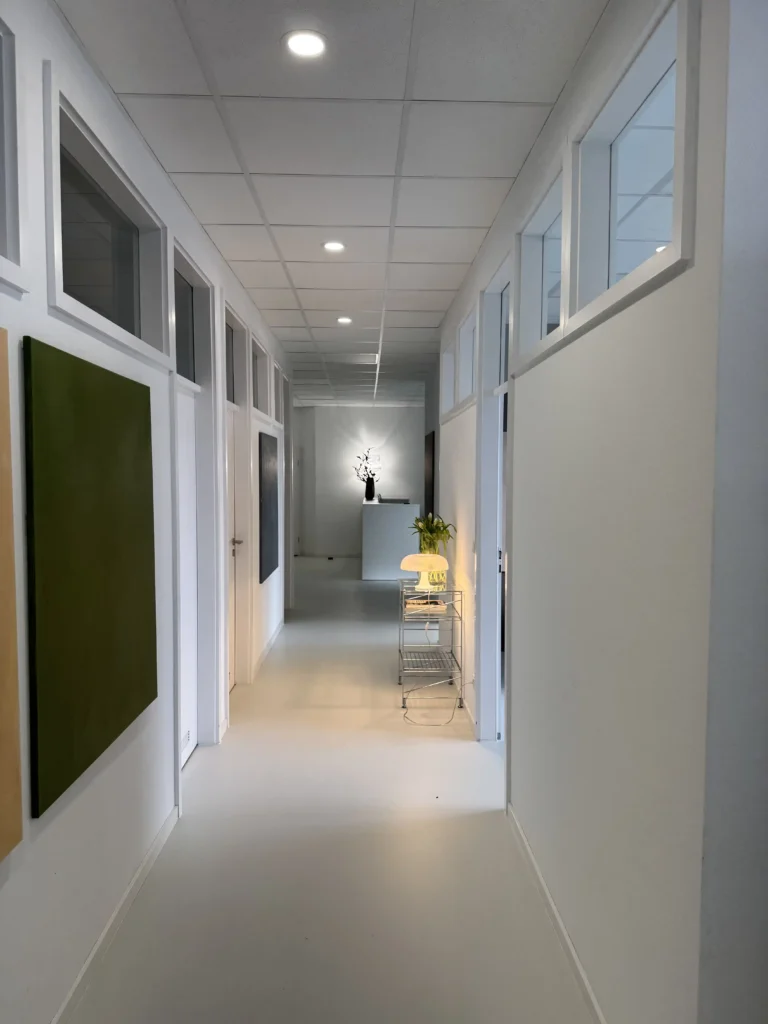 Blick in den hellen Flur der Praxisräume im TZB Göppingen – moderne Atmosphäre für Therapie und Beratung