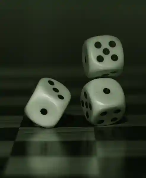 Würfel auf Spielbrett – Symbolbild für Glücksspielsucht und pathologisches Spielen, Beratung im TZB Göppingen