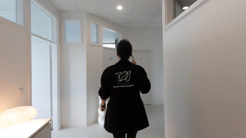Simone Thiess, Geschäftsführerin des TZB Göppingen im Flur zwischen den Therapieräumen